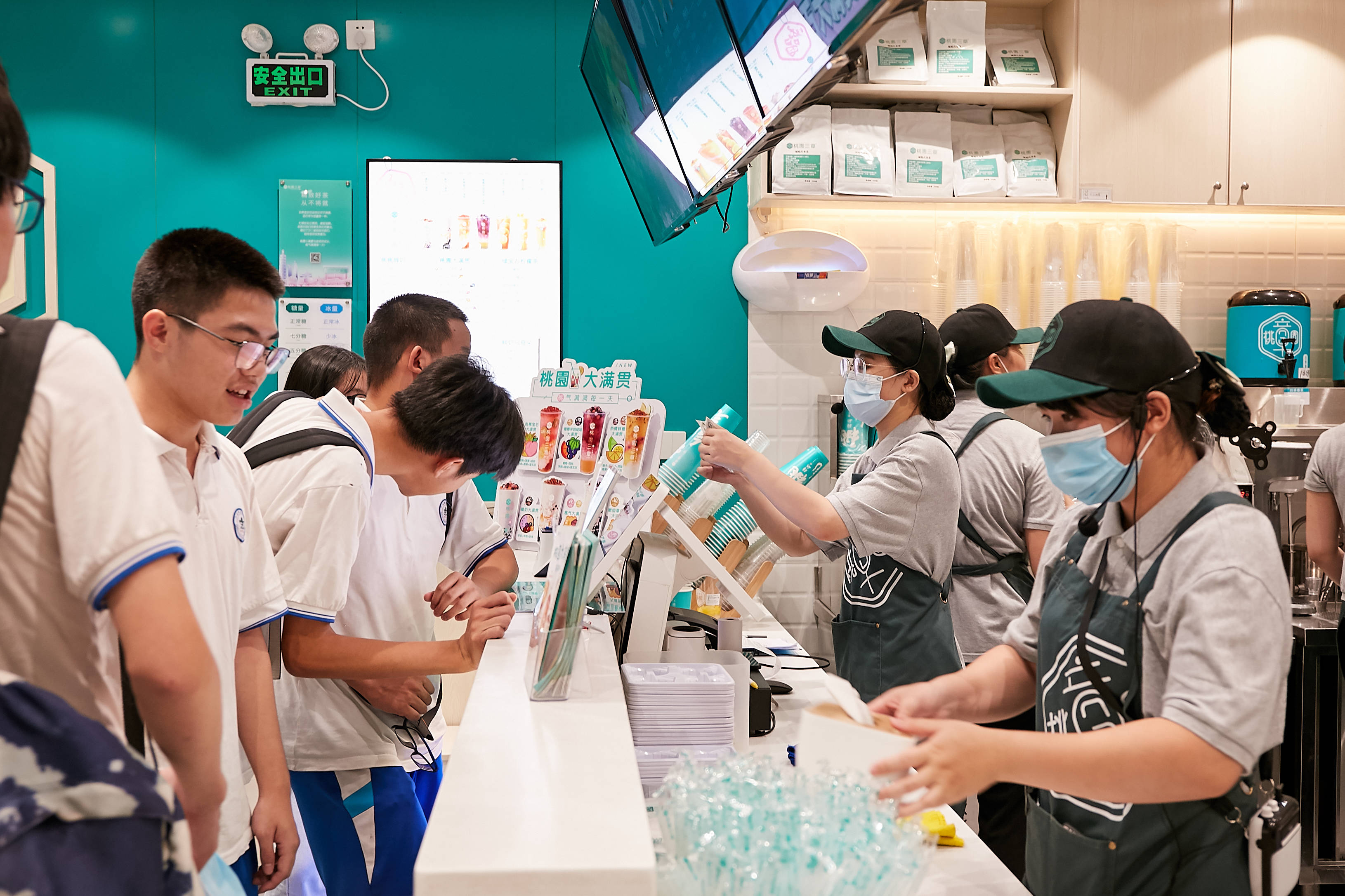 其实一家奶茶店,从出杯动线设计,点单视觉设计,产品研发系统,店员培训