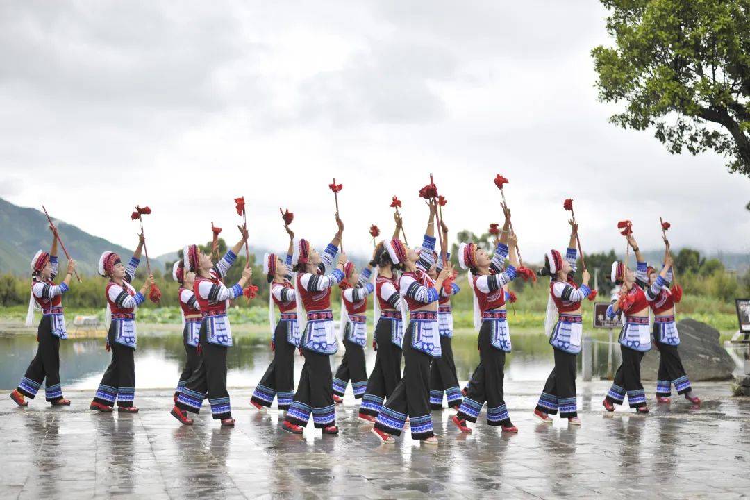 霸王鞭舞蹈渗透着白族的历史变迁,宗教活动,民族习俗和文化娱乐,具有