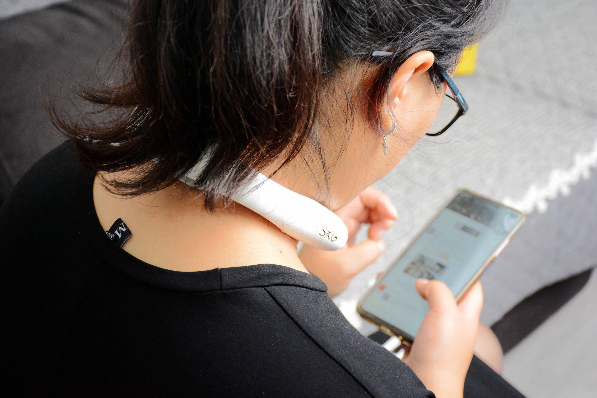 业内|为什么一定要买一个颈椎按摩仪？业内顶级SKG K5评测，效果显著！