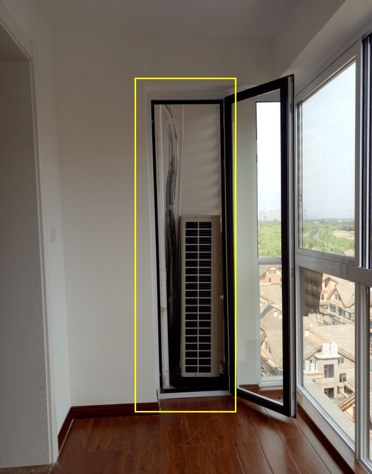 邻居为了增加使用面积,砸了空调机位扩入室内,外机只能挂阳台了!