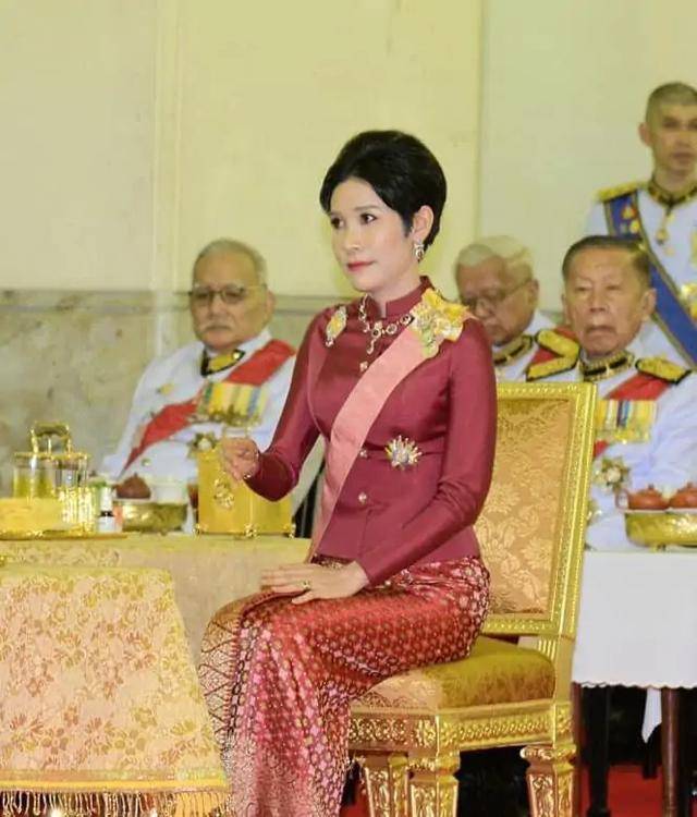 红衣|泰国变性人撞脸泰王宠妃!穿同款红衣配黑短发,怕是泰王也分不清