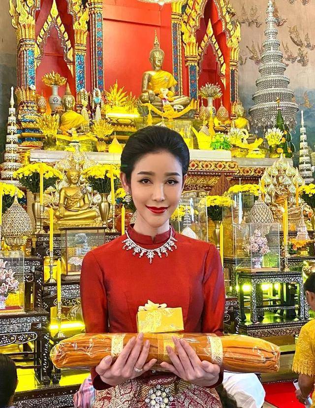 红衣|泰国变性人撞脸泰王宠妃!穿同款红衣配黑短发,怕是泰王也分不清