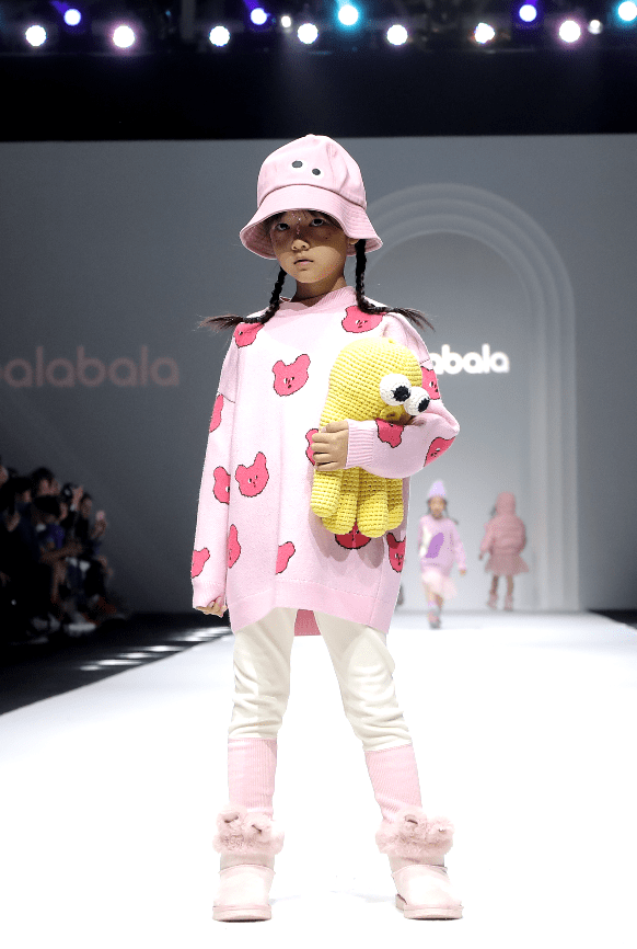 孩子|KIDSWEAR上海时装周开幕大秀——巴拉巴拉“绒我撒野”秋冬时尚大秀