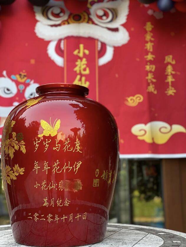张纪中夫妇为满月女儿藏一坛美酒,小花仙皮肤黝黑,五官超像爸爸