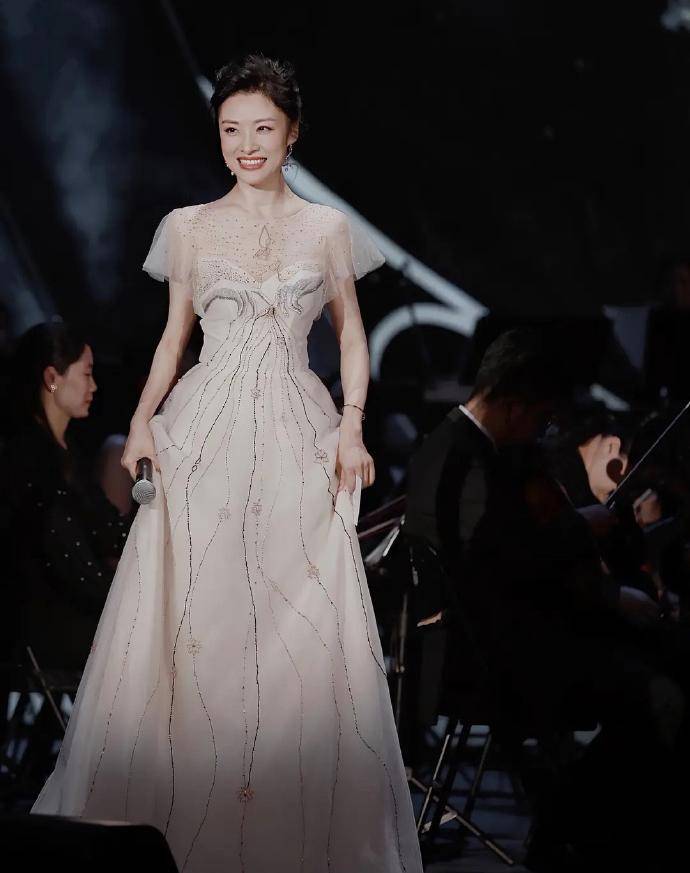 女人|明明52岁了，周涛怎么还那么优雅？女人该学会“冻龄”自己人生