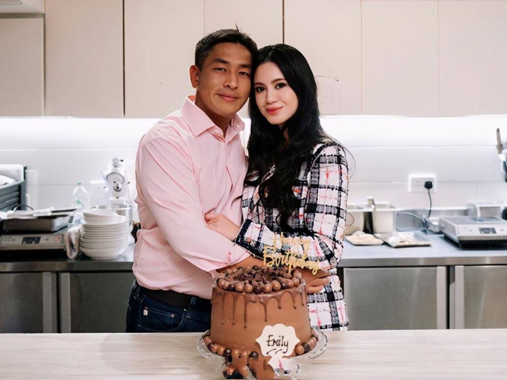 原创林恬儿夫妇罕见秀恩爱富豪老公穿粉色衬衫很帅气肤色却是亮点