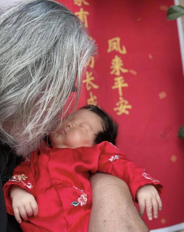 张纪中夫妇为满月女儿藏一坛美酒,小花仙皮肤黝黑,五官超像爸爸