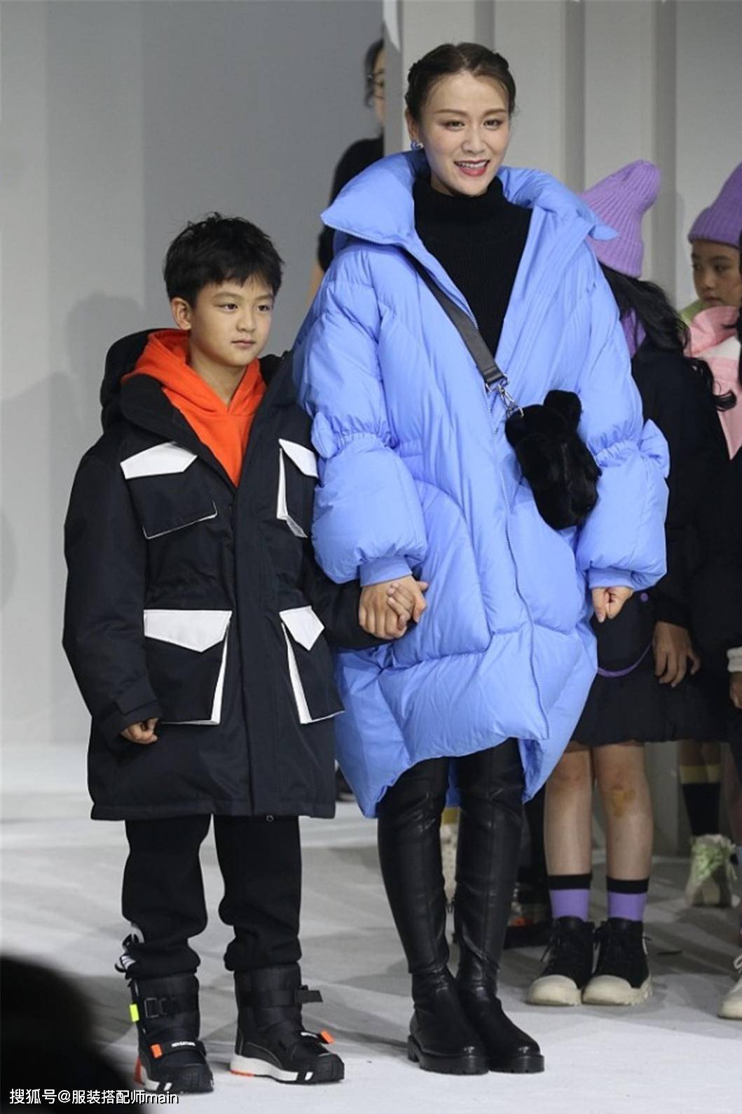 田亮|原创田亮儿子比他还帅，穿工装羽绒服T台走秀，小小年纪挺有男模范儿