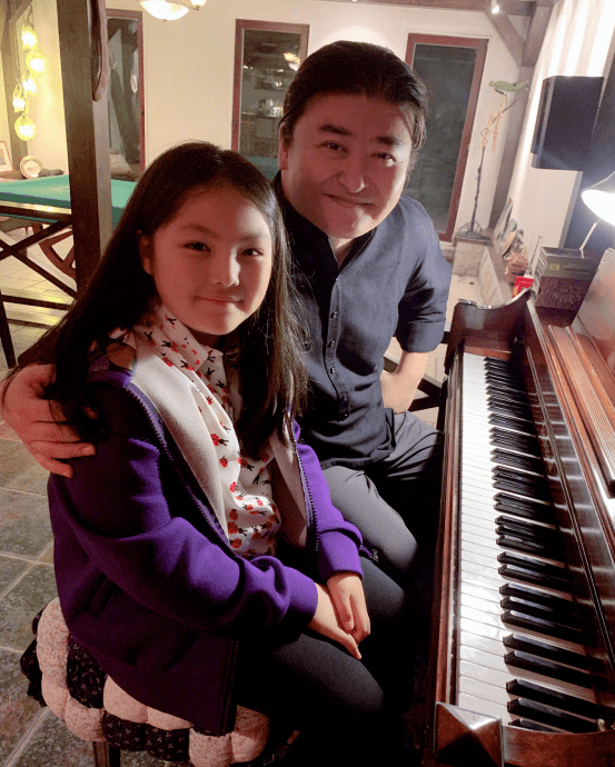 王诗龄|李湘晒王诗龄校服照，就读学校像城堡，学费25万对父母也有要求