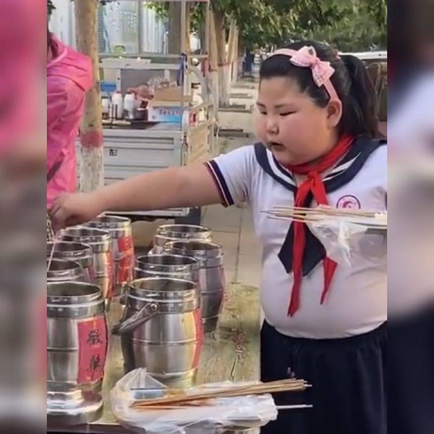 一手|萌娃一手拿托盘一手拿沾串，吃得腮帮鼓鼓，香的表情令人垂涎三尺