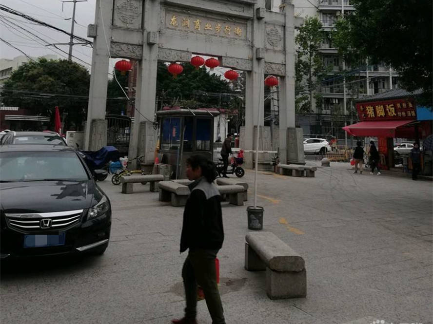 广州第一城中村:打工者们不愿去,学生妹却"常来"