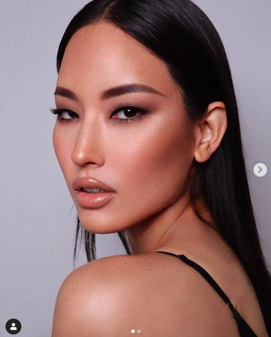 白甜|梅根上万元《财富》杂志论坛出大招，秋季肉桂奶茶新妆秒杀傻白甜主持人