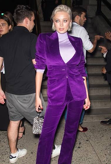 贝拉|春季充满活力的颜色！贝嫂红色高级又精神，贝拉、吉吉十足少女感