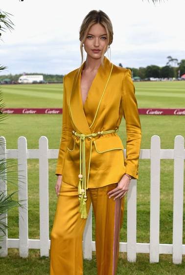 贝拉|春季充满活力的颜色！贝嫂红色高级又精神，贝拉、吉吉十足少女感