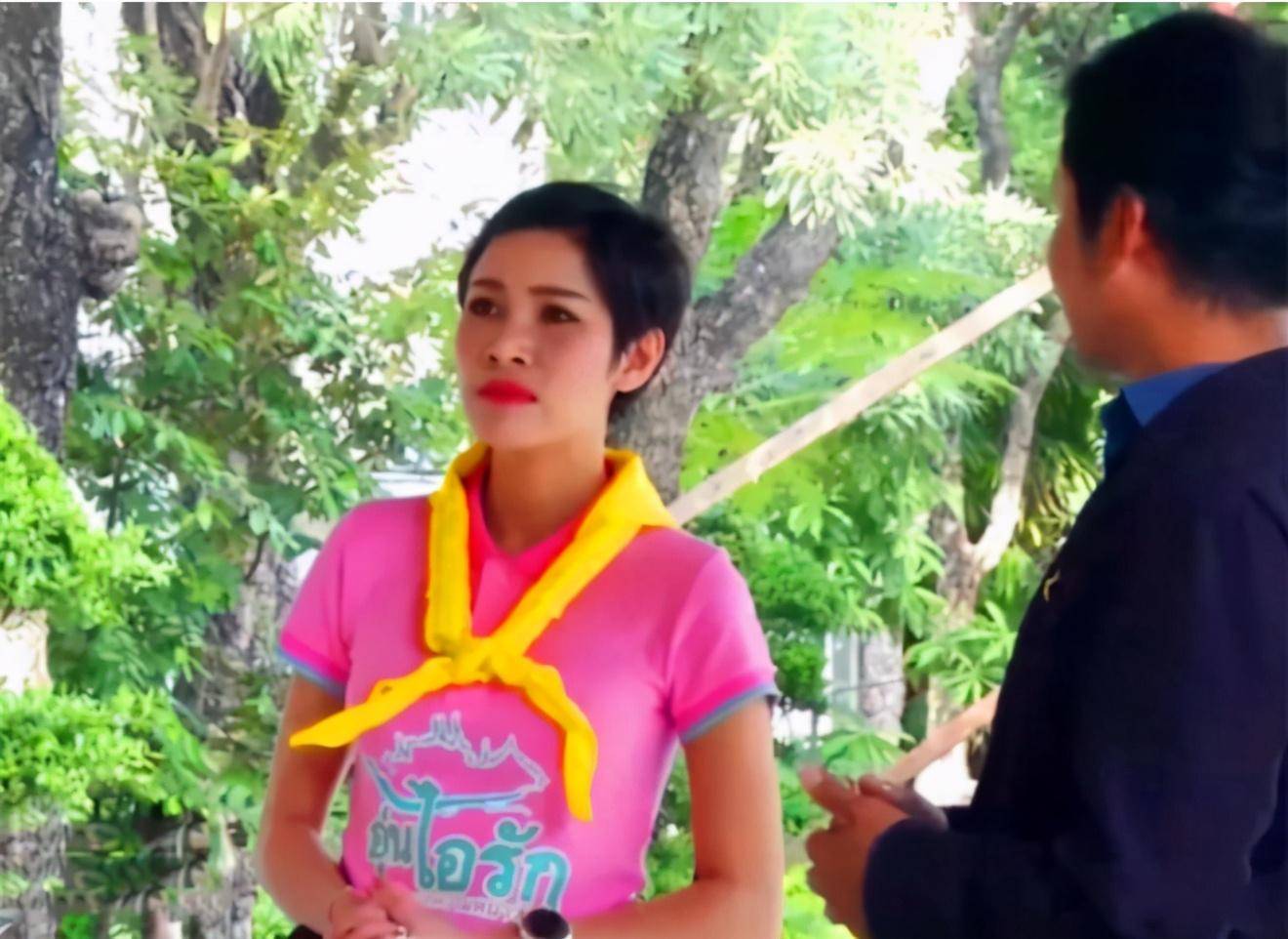 套裙|诗妮娜成功逆袭，连续换三套裙装一套比一套惊艳，年龄不大却成熟