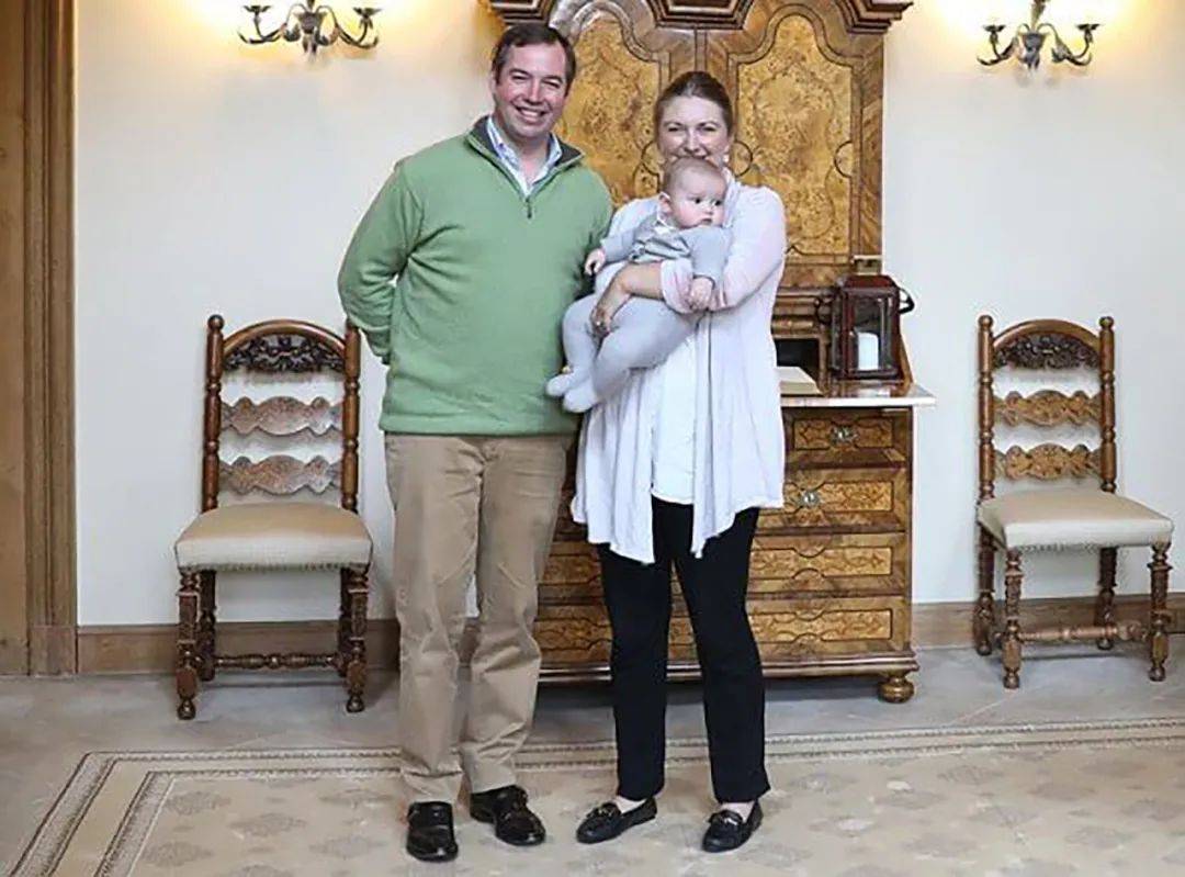 查尔斯|欧洲最有钱小王子长胖了，肉肉小身体撑开外套，摆出无辜脸萌萌哒