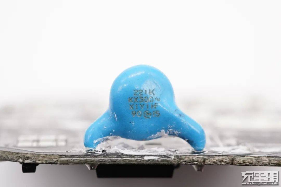 设计|拆解报告：UIBI柚比30W 1A1C氮化镓快充充电器