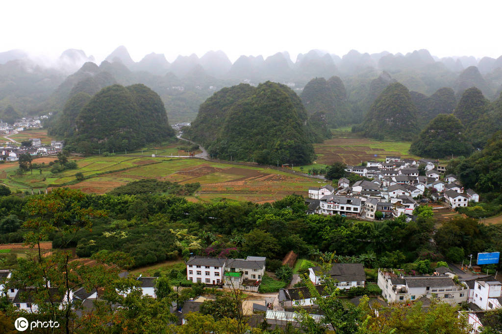 贵州黔西南万峰林景区宛如仙境游客冒雨游览