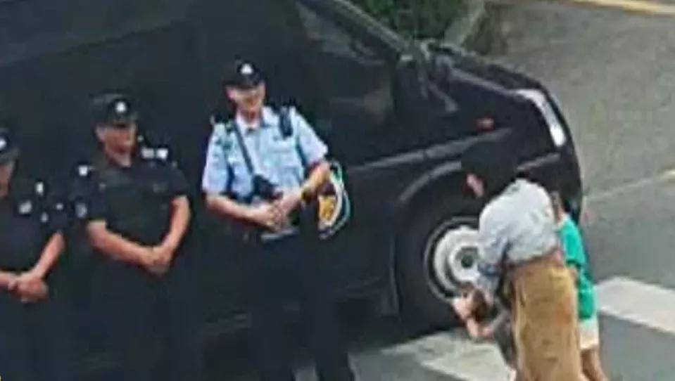 “孙豪同志，要求你立即停止工作，即刻执行！”