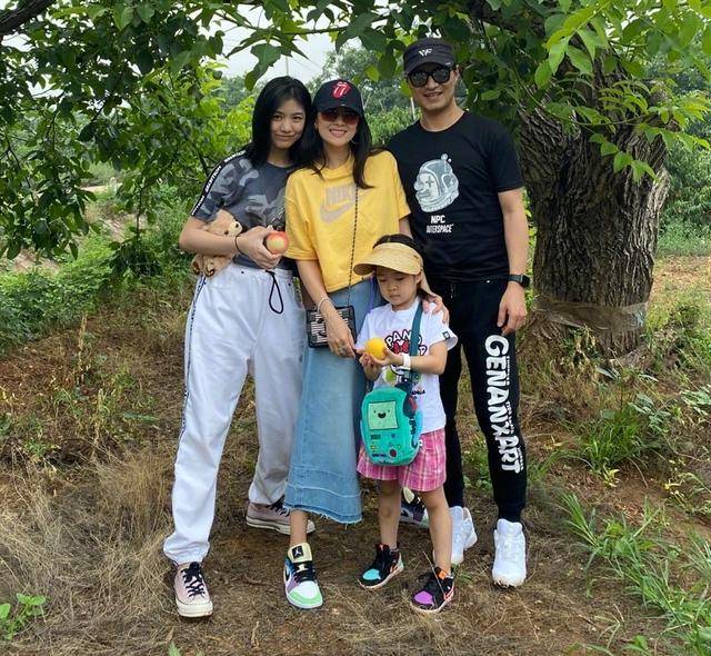 章子怡和汪峰约会看剧,忘开美颜曝光产后真实状态