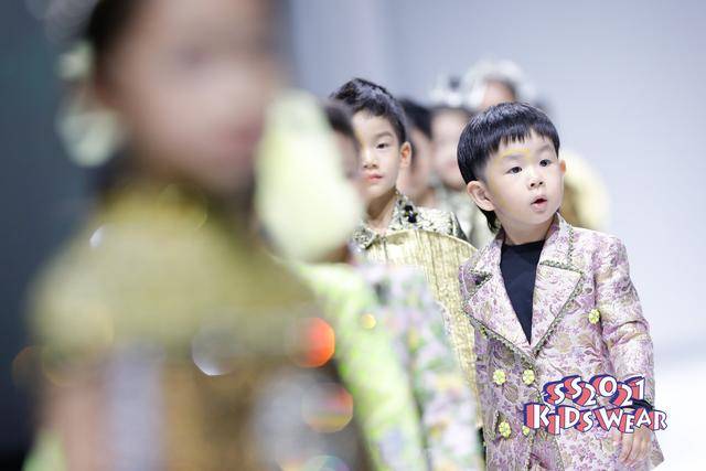 时尚|科技与时尚相融合——FUNNY DREAM高定礼服童装秀