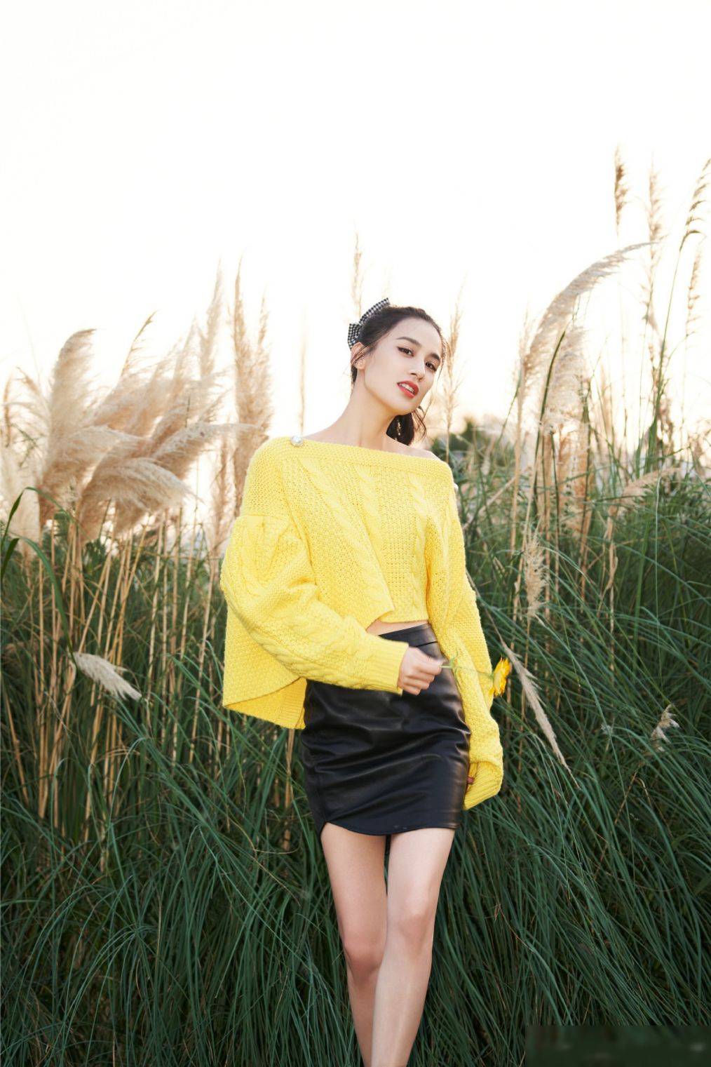 毛衣|黄圣依身材确实无敌，穿上黄色毛衣很显活力，可惜脸上细纹不少