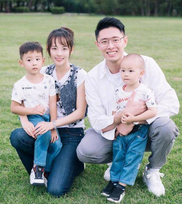 原创张嘉倪买超晒全家福,一家四口幸福同框,颜值超高画面温馨