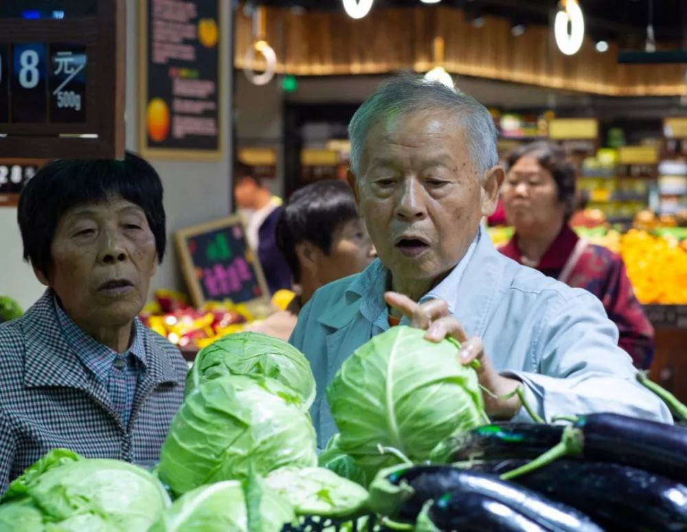 老人买菜拎不动这家菜场免费送货上门