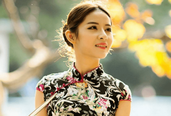 色彩|服装色彩搭配,怎么穿才能优美典雅?