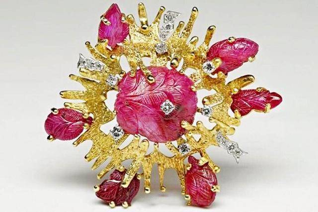 女王|英女王时隔七月终于现身，穿蜜桃粉大衣太可爱，彩虹造型展少女心