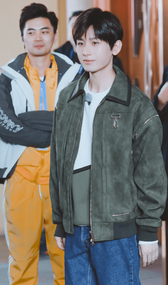 真比|成毅离开《琉璃》滤镜大变样，路透照如乡下人，真比不过蔡徐坤