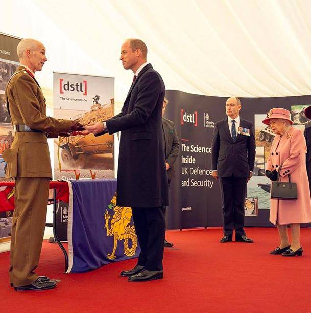 女王|94岁英女王为了美好拼！光腿穿粉衣不怕冷，小腿全是淤青咋回事？