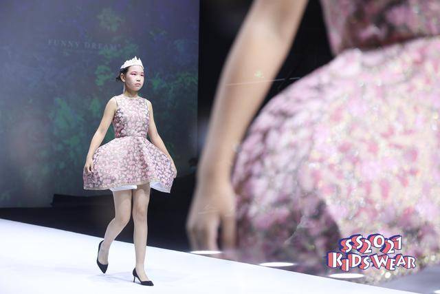 时尚|科技与时尚相融合——FUNNY DREAM高定礼服童装秀