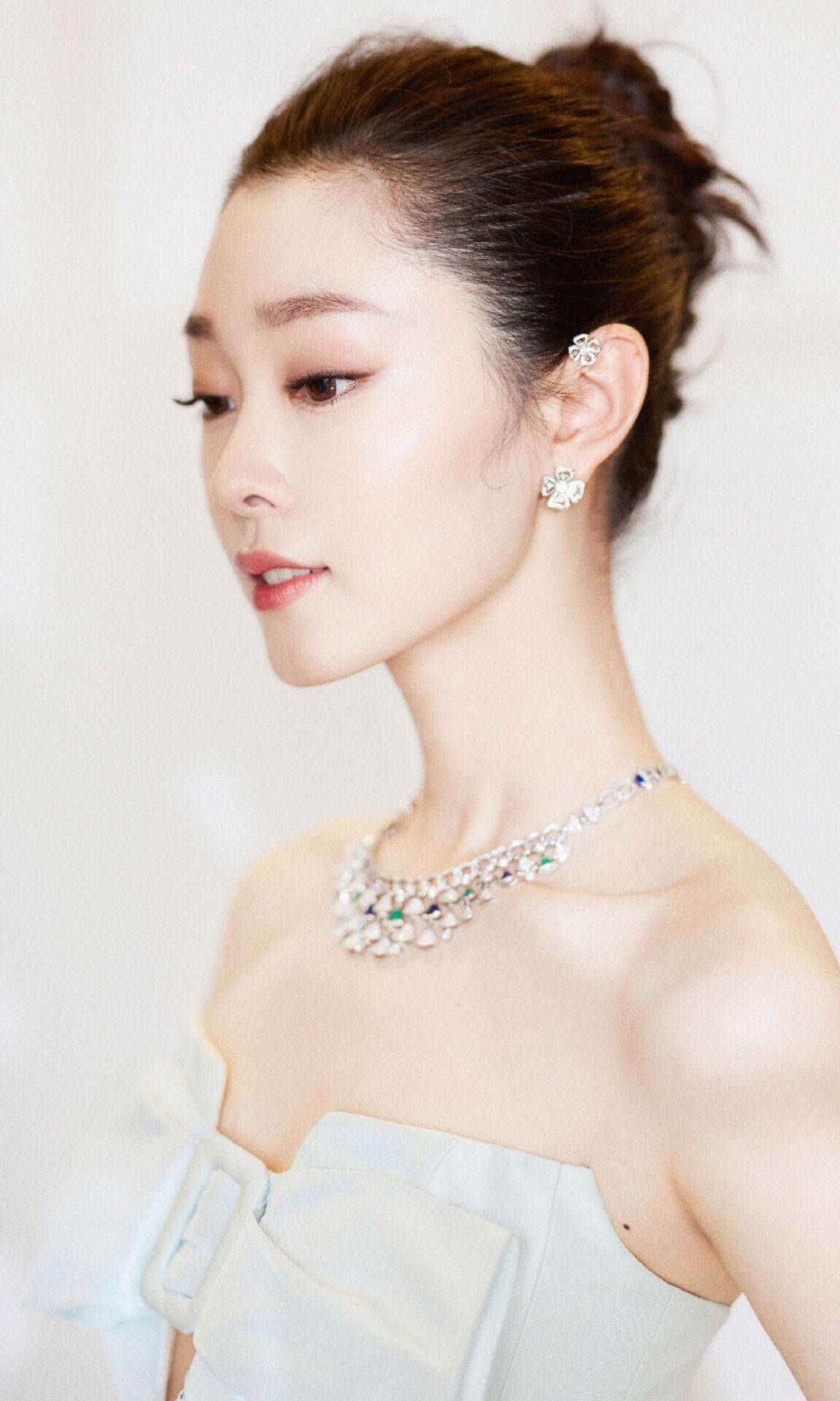 少女|宋轶挑战少女风穿搭，当她用手提起裙摆时，怎么看也不像80后