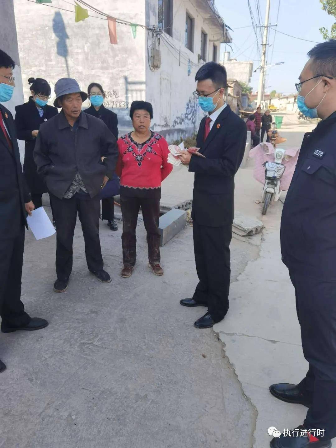 兑现权益由张永生副局长,范风军庭长带领的执行二组,前往平山县王坡乡