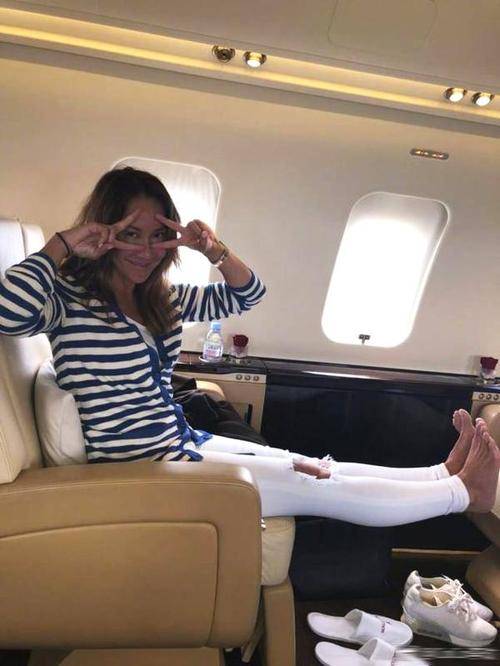 身材|李玟晒照拿帽子挡脸，身材好是真的，但素颜干瘦的像个老人！