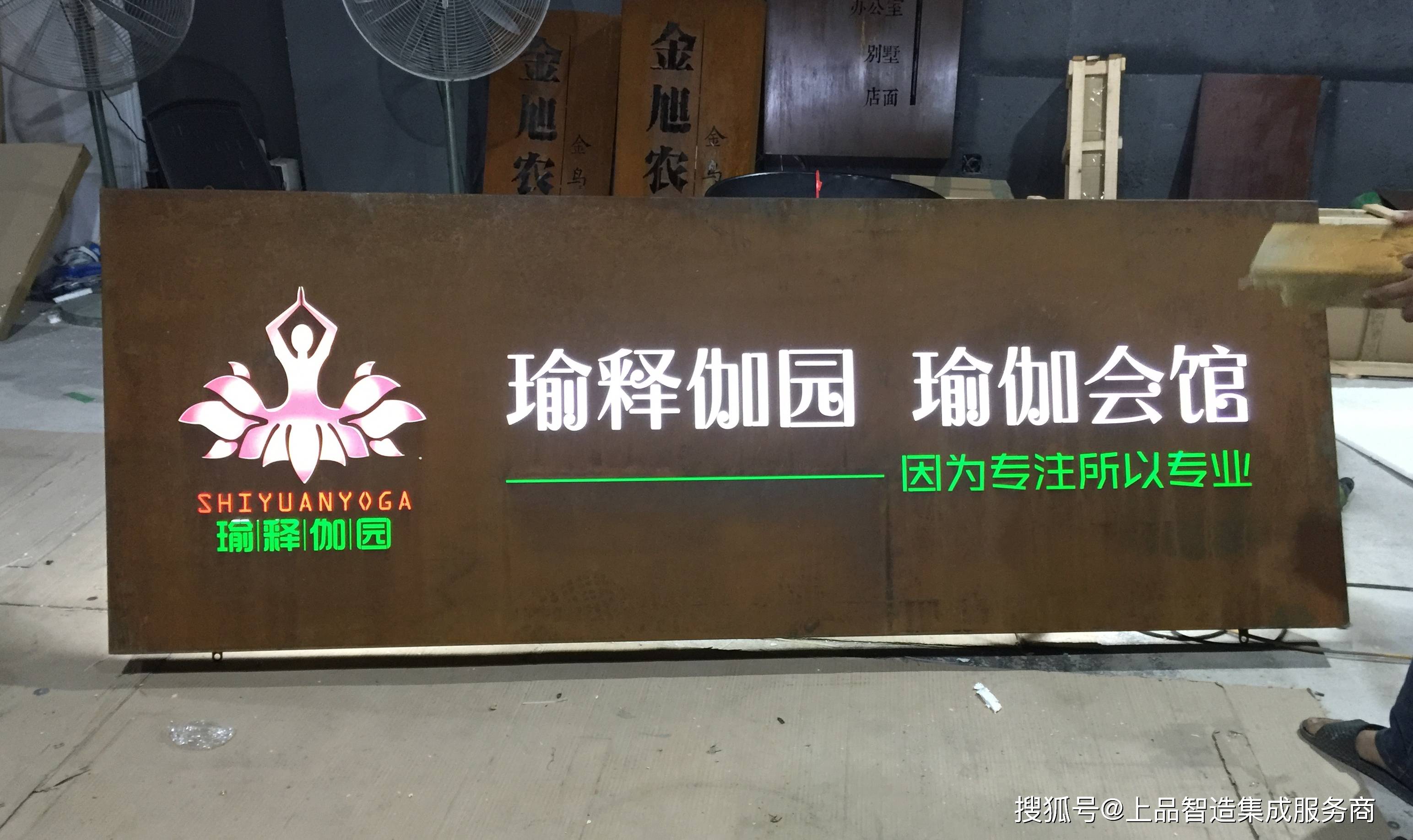 磁吸灯箱定制卡布灯箱制作三角旋转灯箱设计有什么区别呢
