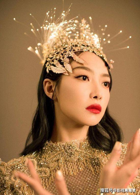 宋茜发泳装照力证腰肢纤细，疑似抱怨“金鹰女