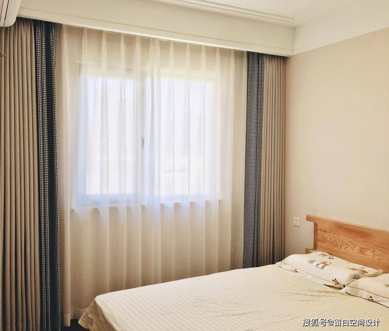老人房为了保证老人良好的睡眠效果,可以选择棉麻类较厚的窗帘,隔音和