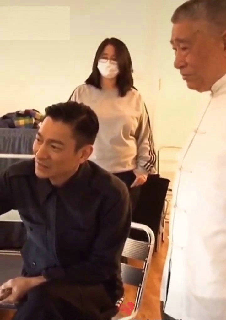 原创刘德华父亲近照曝光称得上老当益壮父子互动显情深