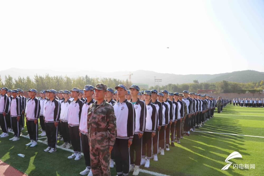 表演|再见军训 你好大学！济南职业学院3715名新生列着方阵走来了