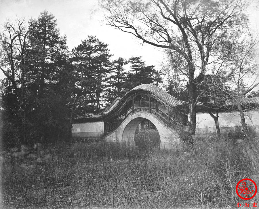 文化|晚清老照片:被英法联军焚毁之后的圆明园,断壁残垣荒草丛生