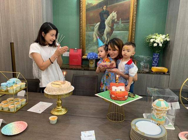 郭晶晶带小女儿参加派对,红色连衣裙乖巧可爱