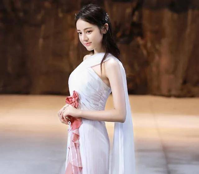 嫦娥|同样演仙女,神颜热巴被全网吐槽,她却成为美到上天的白月光?