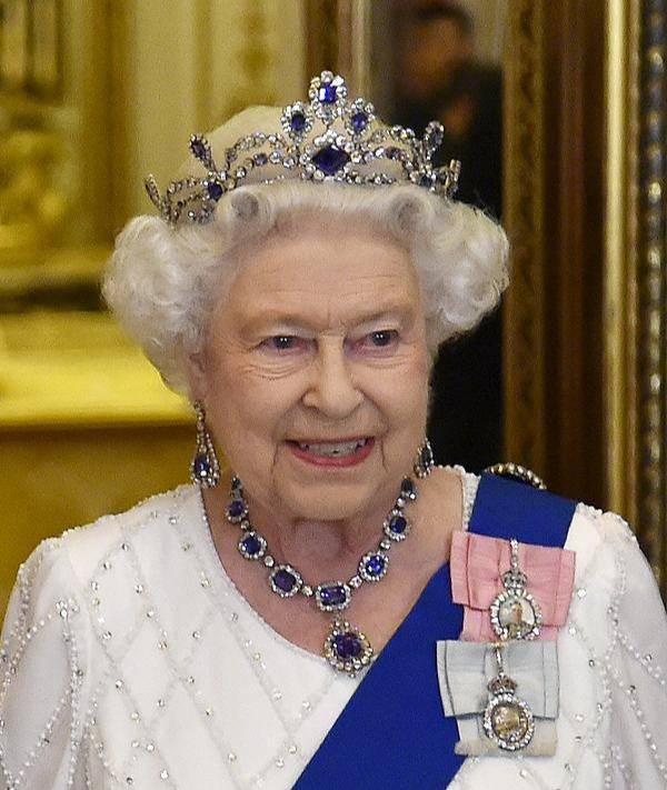 蓝宝石|英女王最新官方肖像照出炉！蓝宝石皇冠有深意，皮肤比卡米拉都嫩