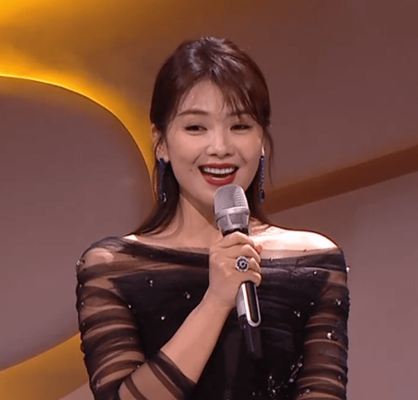 宋茜|金鹰奖镜头：宋茜法令纹夸张，赵丽颖精致又性感，李易峰差点摔倒