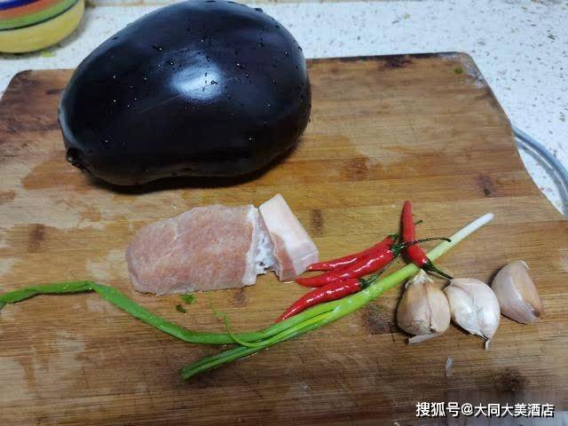 茄子怎么切成小块 b554643f425f460a959b278d7f33df93.jpeg