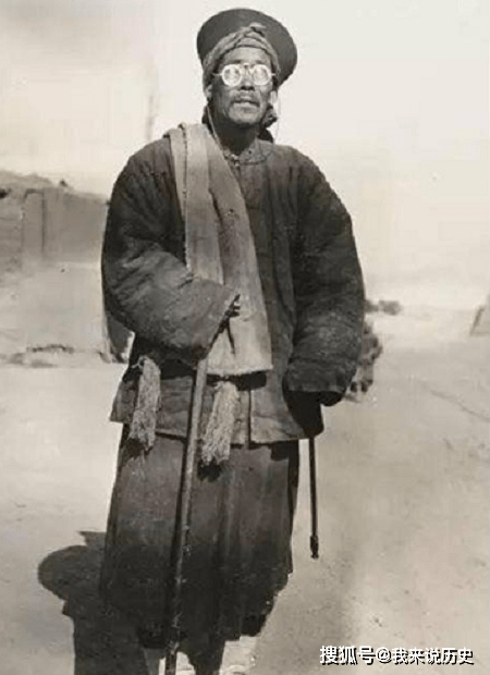 清朝百姓众生相,图2是教书先生,图5是小脚地主婆