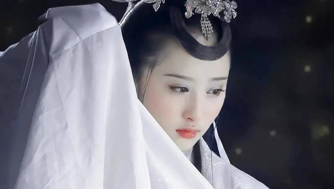 嫦娥|同样演仙女,神颜热巴被全网吐槽,她却成为美到上天的白月光?