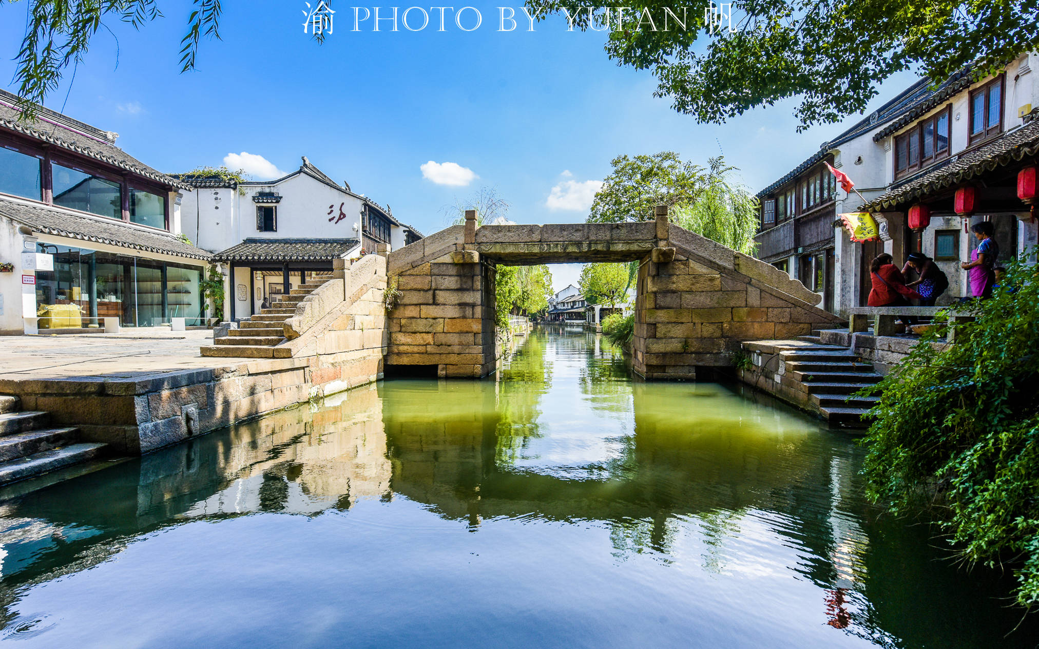 坐着摇橹船游黎里古镇，古建古桥相映成趣，一眼望去仿佛穿越千年